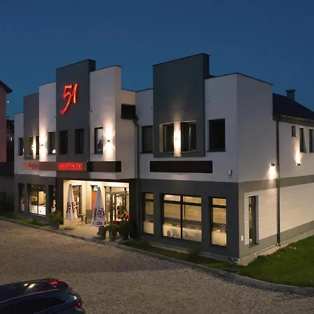 Bed & Breakfast 51 *
